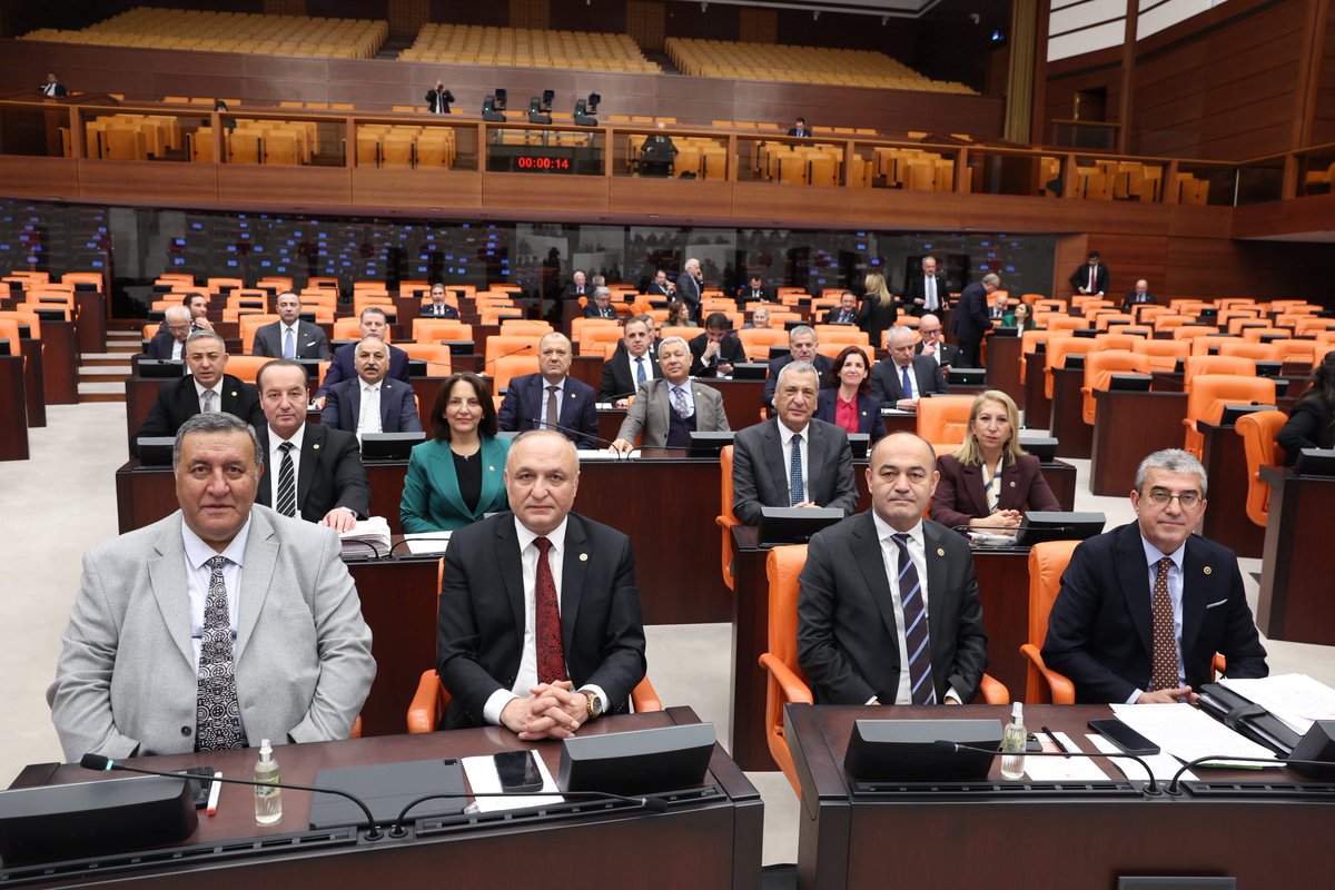 📍Kamu kurumlarında Yardımcı Hizmetler Sınıfı’nda (YHS) görev yapan personeller, yıllardır süregelen adaletsizliğin sona ermesini bekliyor. 
📍Eğitim durumları, görev yaptıkları birimler ve mesleki yeterlilikleri dikkate alınarak; Genel İdari Hizmetler (GİH) ve Teknik Hizmetler