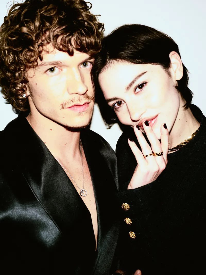 BuzzingPop's tweet photo. Connor Storrie and Gracie Abrams in new photo together. https://t.co/s4yIf8d63j