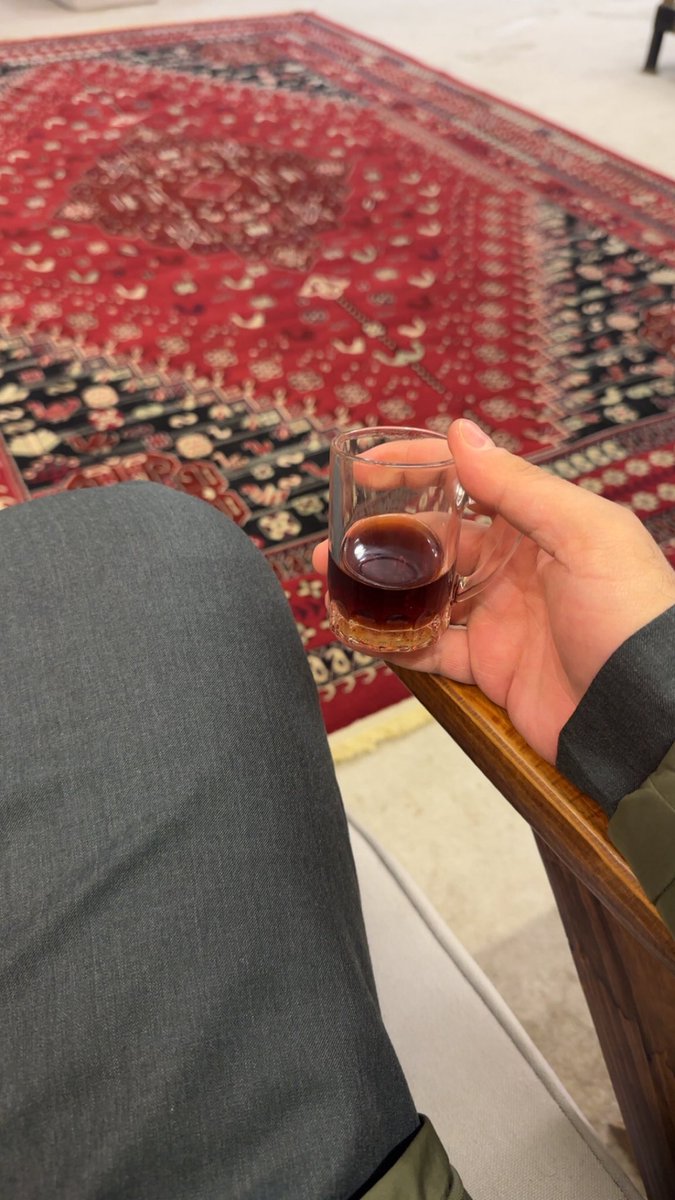 الخاطر اللي قياسه كاسة البادريق 
تقول  زلّة   رفيقه   يعتبرها  هَدو

يخونه  الفهم   والتعبير   باللي  تليق
ويزيد صوت العتاب ويحسب انه شَدو

أدناة ما نرفزه وأدناة  كلمه  يضيق
صدره قريّب مدى ماهو قريّب بدو

يضحك عليه العدو ويمل منه الصديق
ولَا يسر  الصديق ولا يضر  العدو