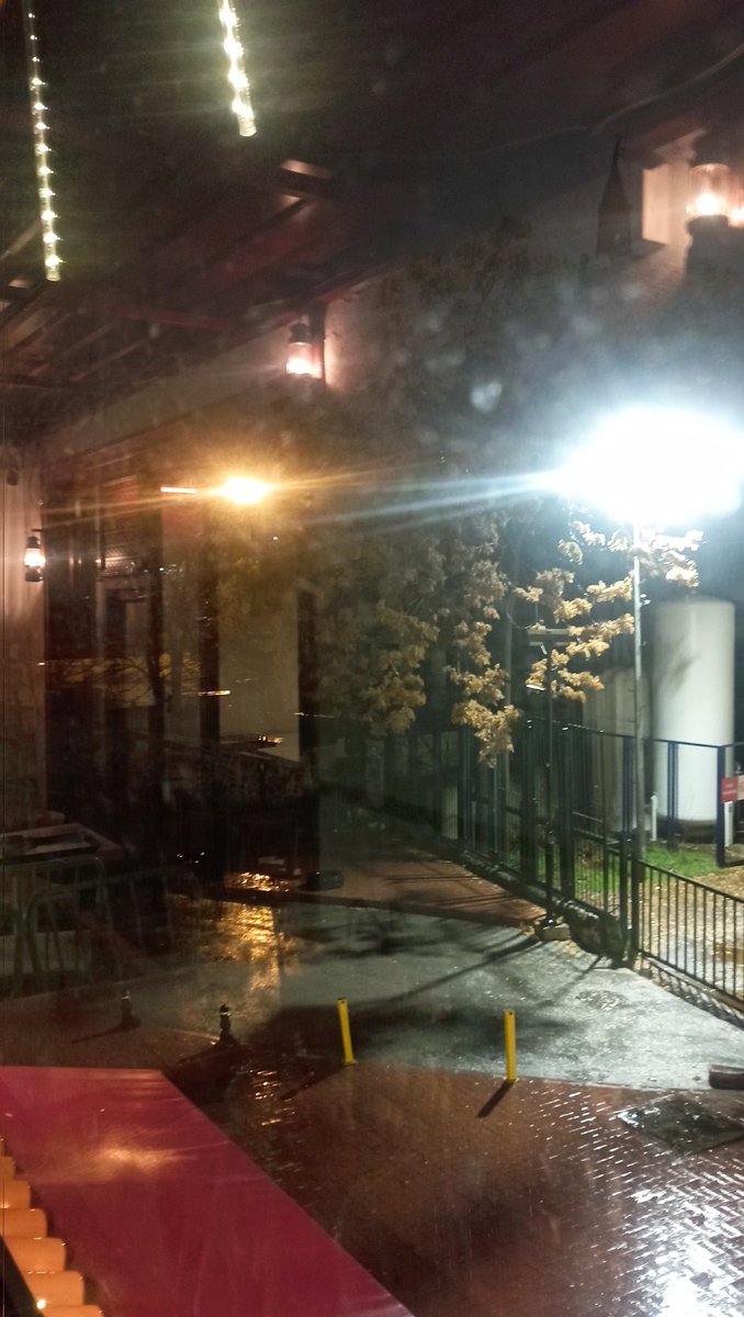 Uzayıp gider yollar, kâh geçmişe götürür seni kâh seni senden alır,bu Ankara böyledir,seni senden alır geri sana vermez bazen...