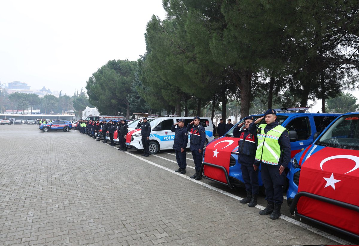 Yönetim Kurulu Başkanımız Mustafa Buluntu, İçişleri Bakanlığı tarafından Kahramanmaraş İl Jandarma Komutanlığı ve İl Emniyet Müdürlüğü’ne tahsis edilen 88 yeni hizmet aracı için düzenlenen araç teslim törenine katıldı. 

Törende araçlar jandarma ve emniyet teşkilatına teslim