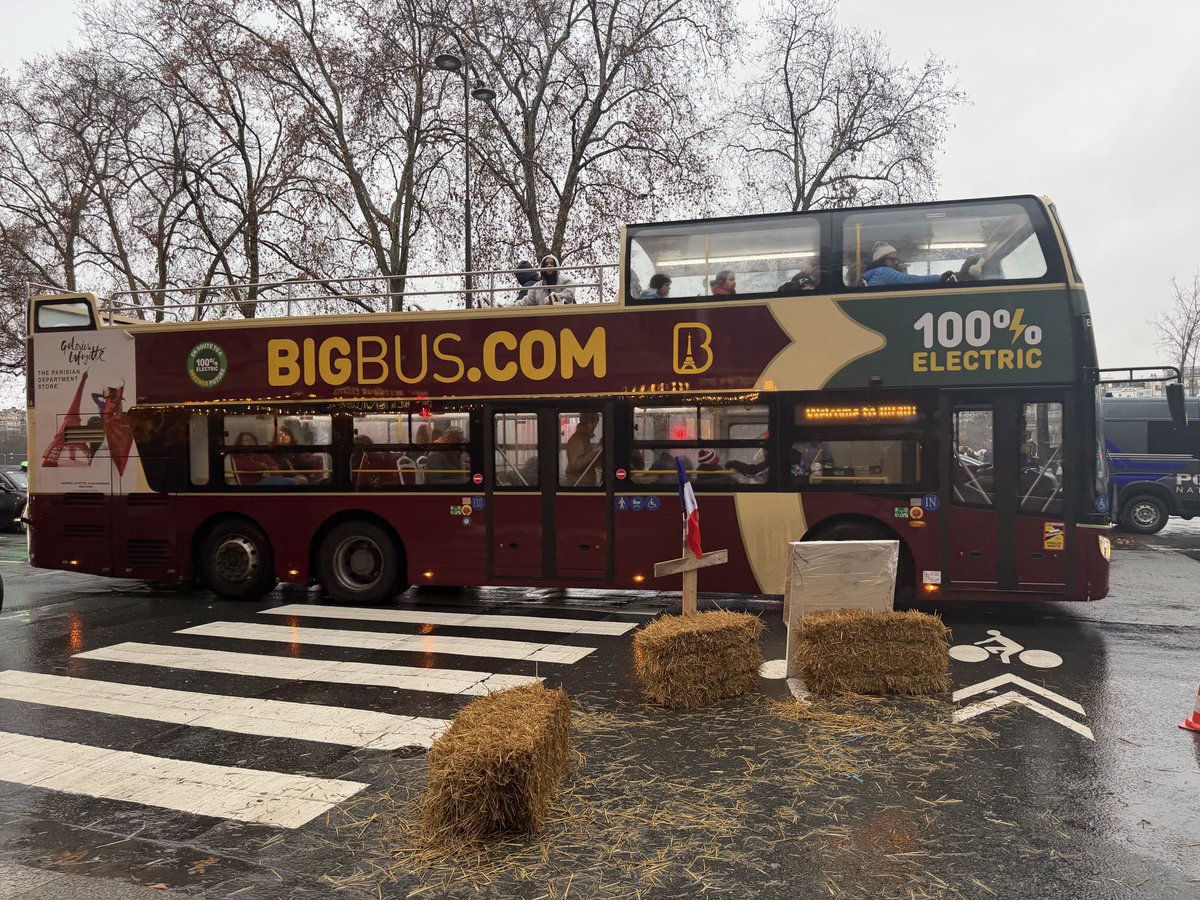 al_bonnel's tweet image. Agriculture française : l’incohérence organisée

Voir des agriculteurs au pied de la Tour Eiffel n’est pas un fait divers. C’est un symptôme.
Quand ceux qui nourrissent le pays doivent forcer la capitale à l’aube pour être entendus, c’est que le dialogue est rompu.

La France…