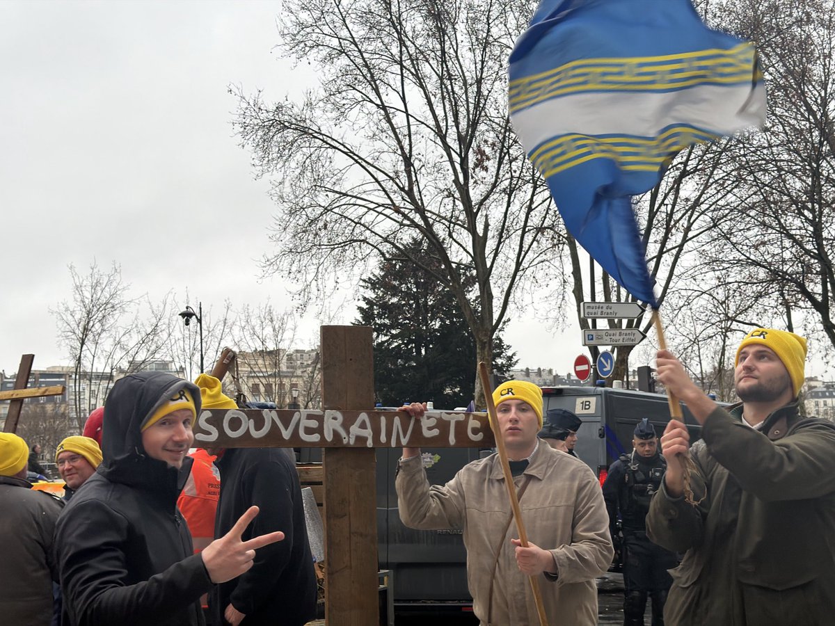 al_bonnel's tweet image. Agriculture française : l’incohérence organisée

Voir des agriculteurs au pied de la Tour Eiffel n’est pas un fait divers. C’est un symptôme.
Quand ceux qui nourrissent le pays doivent forcer la capitale à l’aube pour être entendus, c’est que le dialogue est rompu.

La France…