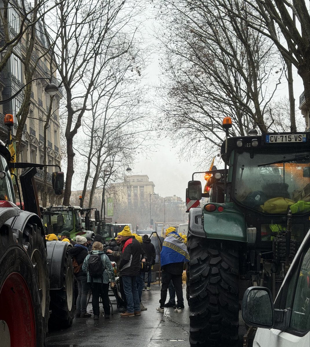 al_bonnel's tweet image. Agriculture française : l’incohérence organisée

Voir des agriculteurs au pied de la Tour Eiffel n’est pas un fait divers. C’est un symptôme.
Quand ceux qui nourrissent le pays doivent forcer la capitale à l’aube pour être entendus, c’est que le dialogue est rompu.

La France…