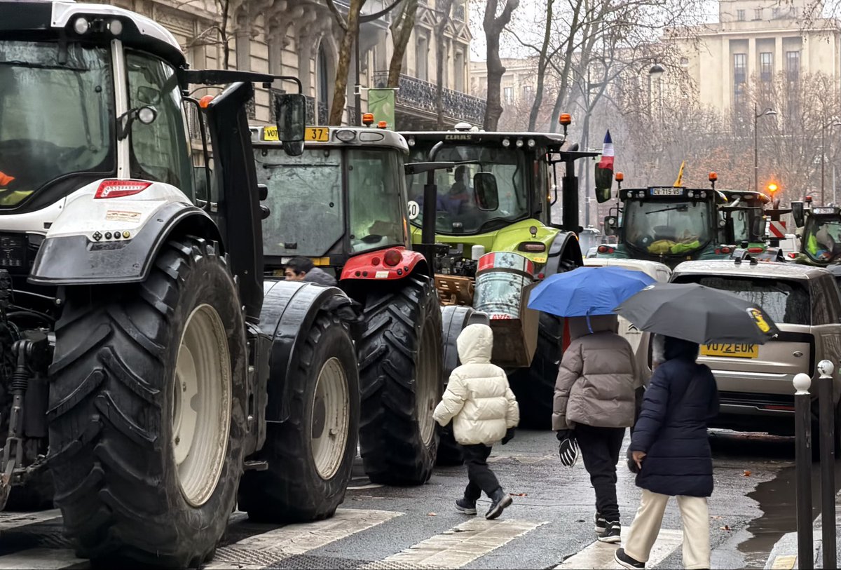 al_bonnel's tweet image. Agriculture française : l’incohérence organisée

Voir des agriculteurs au pied de la Tour Eiffel n’est pas un fait divers. C’est un symptôme.
Quand ceux qui nourrissent le pays doivent forcer la capitale à l’aube pour être entendus, c’est que le dialogue est rompu.

La France…