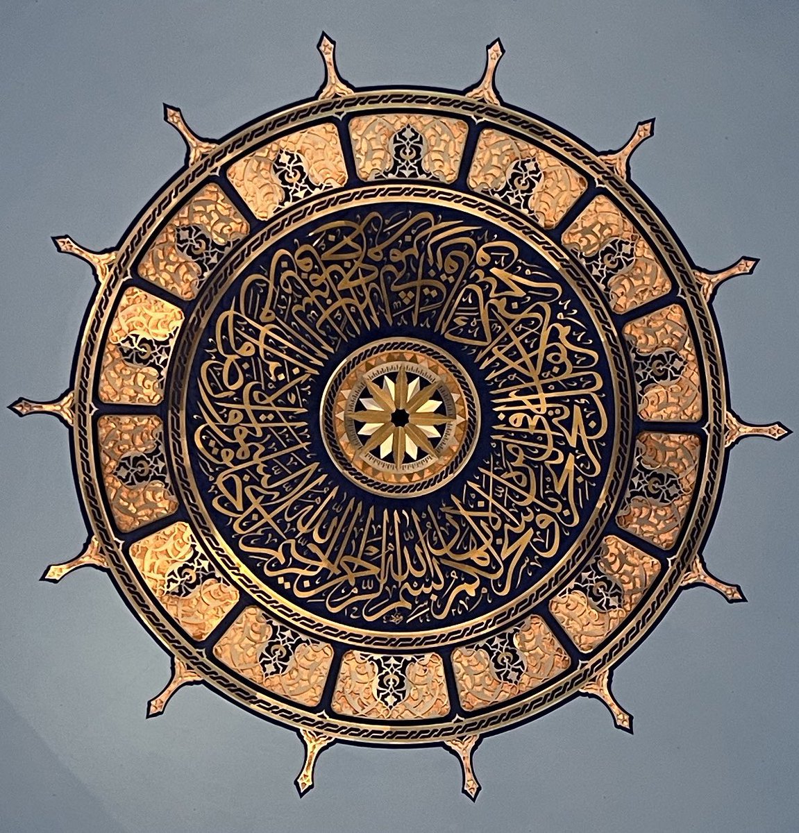 Levent Barbaros Hayrettin Paşa Camii kubbe merkezinden detaylar. 

Paşanın denizci olması sebebiyle; 

- Orta göbekte pusula var
- Kubbe yazısı gemilerin denizde yürümesini anlatan İbrahim Suresi 32. ayet. 
- Kompozisyonun dışı gemi dümeni şeklinde. 
-  Ayet çeperi ile tam