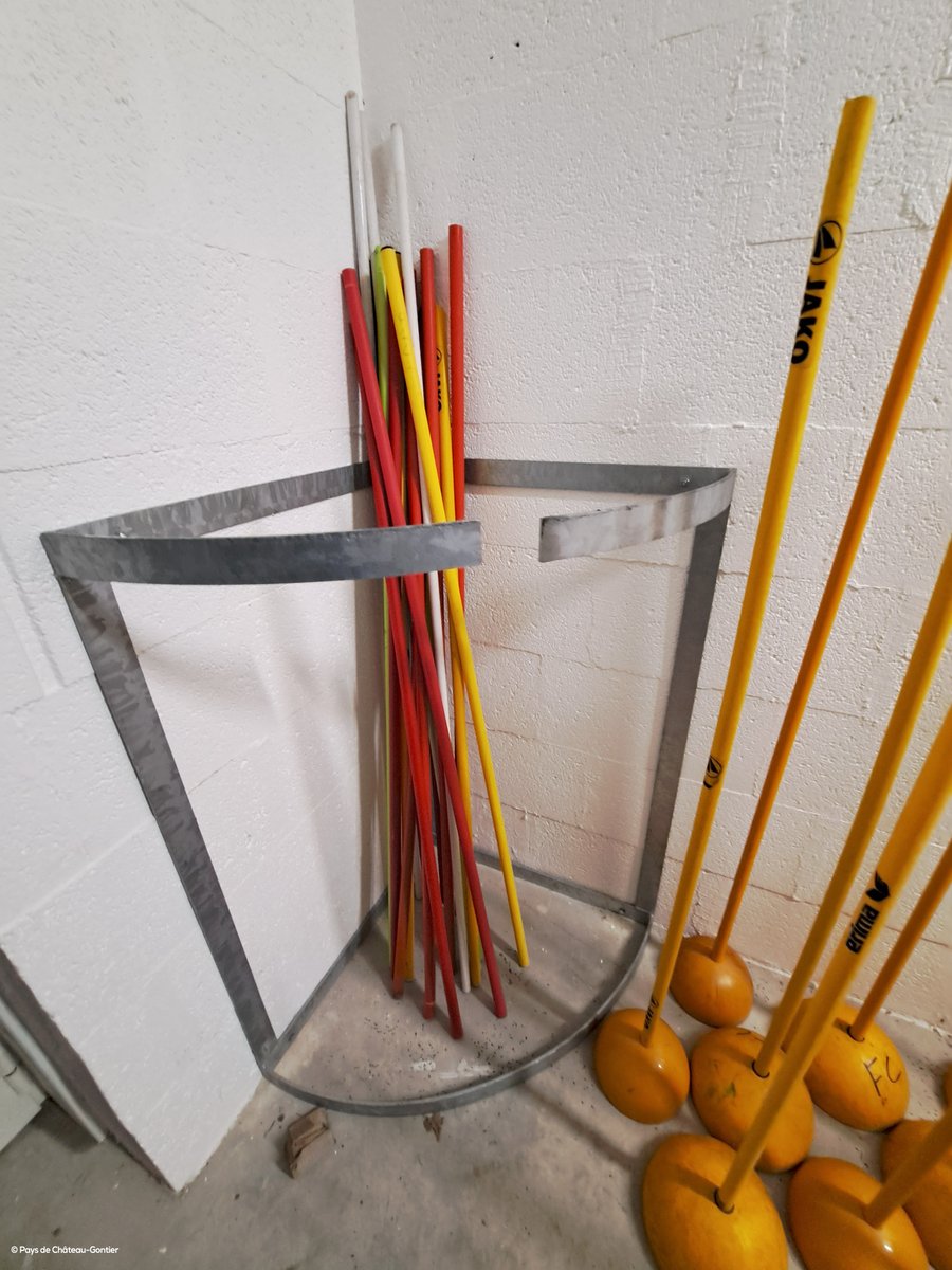 Le Pays de #ChateauGontier soutient son école de production MetallikVallée dont le credo est 𝗙𝗮𝗶𝗿𝗲 𝗽𝗼𝘂𝗿 𝗮𝗽𝗽𝗿𝗲𝗻𝗱𝗿𝗲🧑‍🏭
👉16 chariots, des étagères commandées aux jeunes en CAP métallier pour ranger le matériel des clubs de foot dans les nouveaux vestiaires du Pavé