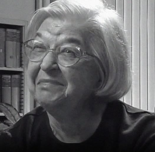 "Nikt nie wierzył, że warto to sprawdzać. Ona sprawdziła — i ocaliła 3 000 ludzi.
Lipiec 1965 roku. Laboratoria DuPont w Wilmington, Delaware.
Stephanie Kwolek uniosła kolbę pod światło i zmarszczyła brwi. Płyn wewnątrz był zupełnie nie taki, jak powinien. Mętny, rzadki, jakby