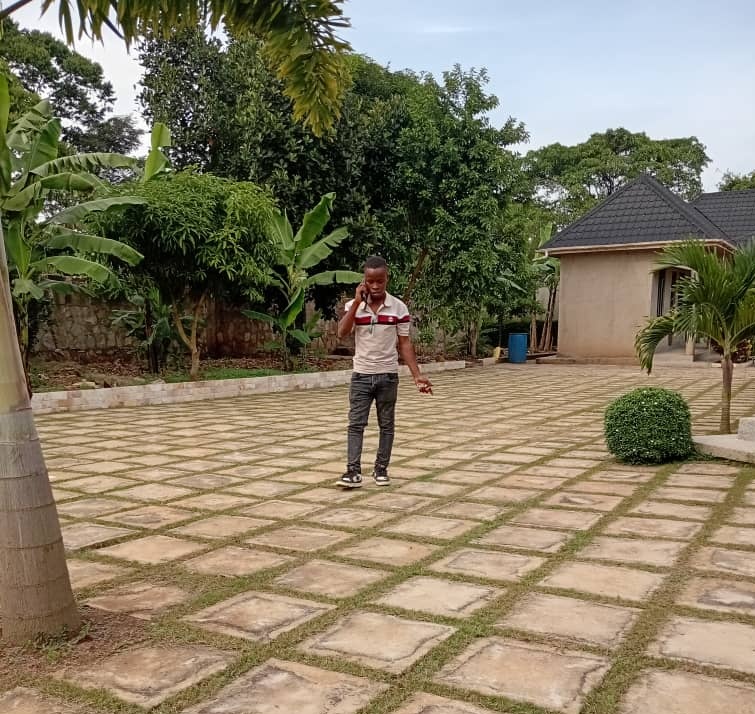 WallDecorPaint1's tweet photo. Today, Ewobulenzi-Bombo road Delivered design magic to my new foreign client, consulted me via online, we are glad that we are  creating beauty to inspire internationally. #designlife #bodalife #UgandaVibes https://t.co/yA97RPiemE
