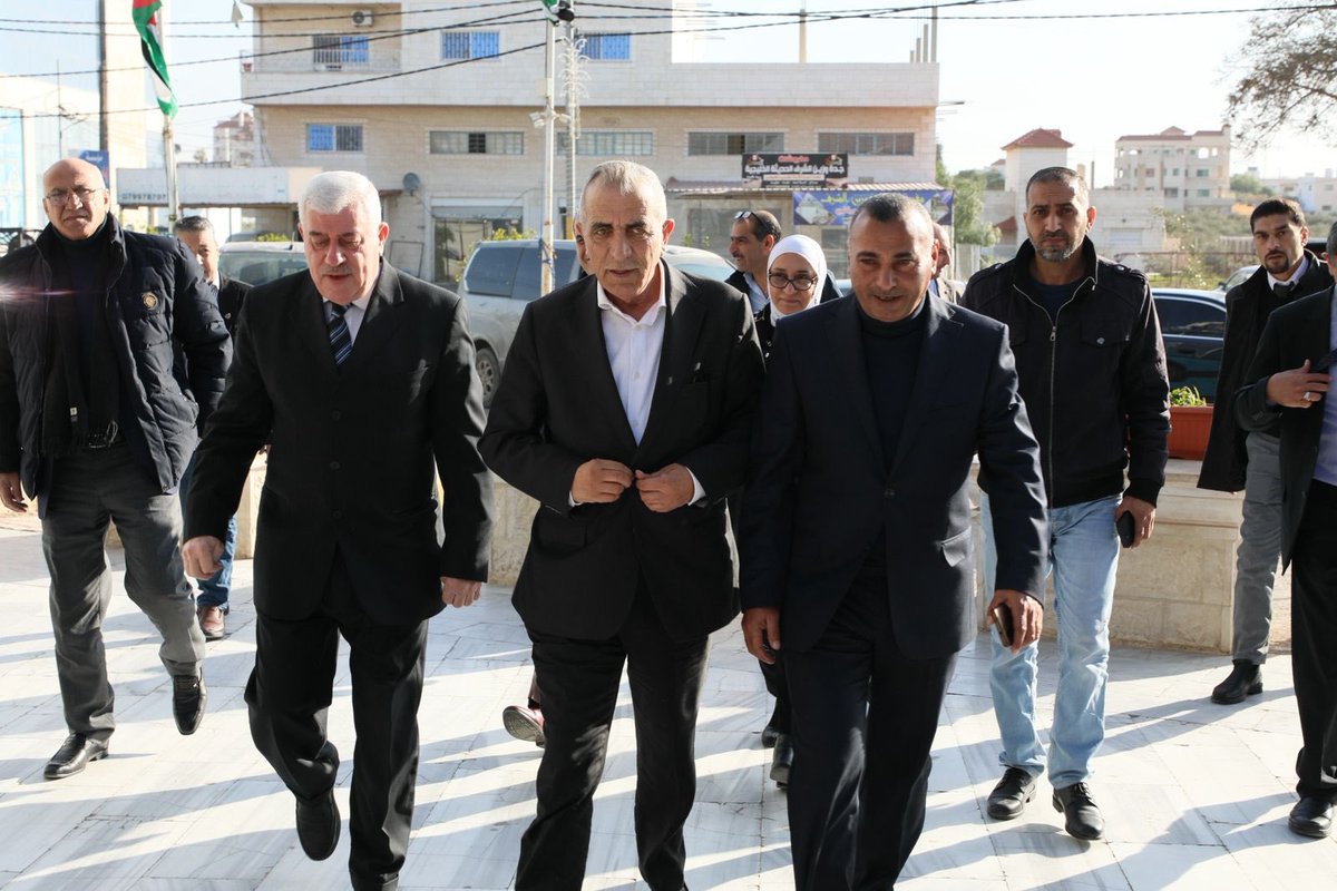 mostafa59625937's tweet photo. ضمن الجولة الميدانية في مدينة الرمثا تم صباح اليوم الخميس زيارة دار البلدية ولقاء رئيس المجلس المهندس جمال أبو عبيد وجرى حديث للتعاون مع البلدية في تطوير المرافق الثقافية .. كما تم زيارة حديقة الملكة رانيا بحضور المتصرف محمود بريزات ورئيس لجنة البلدية وعدد من مثقفي الرمثا.. وافتتح معرض تشكيلي لثلاثة فنانين تناولوا فيه جملة من مفردات الموروث الأردني وتاريخ المكان وجمالياته .. كما جرت زيارة حديقة الشياح ،التي تم الاقتراح ان تكون فضاء ومعلما ثقافيا  في  الرمثا من خلال العمل على إثراء مكتبتها بإصدارات الوزارة وتزويدها بعدد من أجهزة الكمبيوتر .. وإنشاء أكشاك للقراءة ضمن شارع الثقافة الذي سيدشن في الحديقة وافتتاح مركز لتدريب الفنون ورفده بعدد من المدربين.