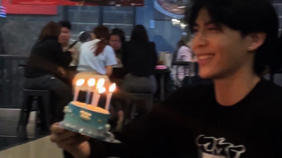 วันเกิดปีแรก w / puma ! 🎂🍀🪄🤍

♡ ชั้นพูดคำว่าหล่อ น่ารัก ไปกี่รอบไม่รู้ มองเพลินอ่ะอยากนั่งมองท้างวัน ชอบอ่ะ ชั้นชอบเด็กอินเตอร์ยิ้มหวานคนนี้ 🥺🥺🐶🫳🏻🫳🏻

#HAPPY_PUMAKK_DAY
( #puma_kk <a href="/Puma_kk4/">Puma_kk</a> )