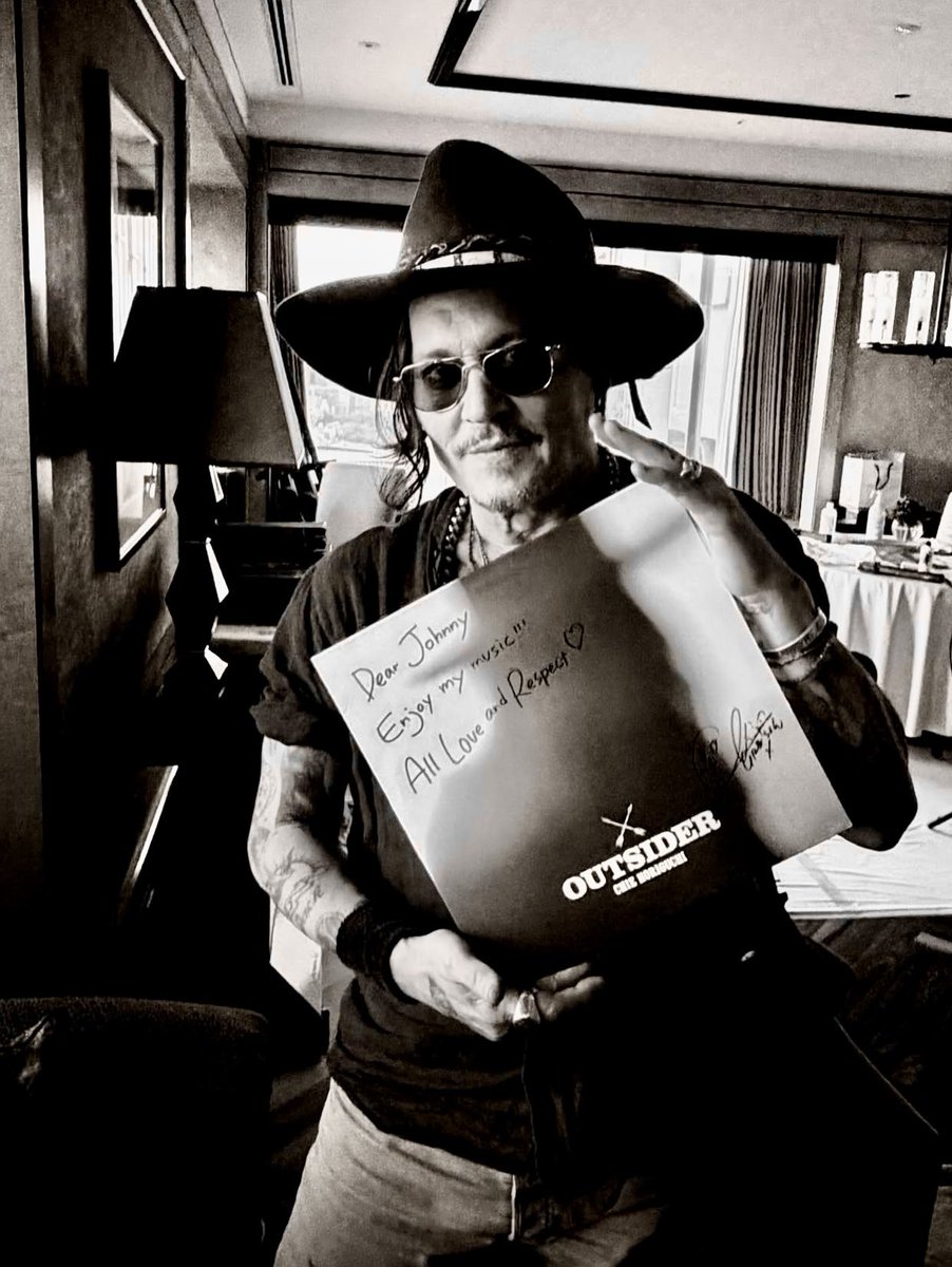 Depphead4ever_'s tweet image. Johnny receiving The Outsider LP from a young musician and he receiving his Modi soundtrack LP. 
#JohnnyDepp #MusicIsLife

Credit to chiegretsch on IG