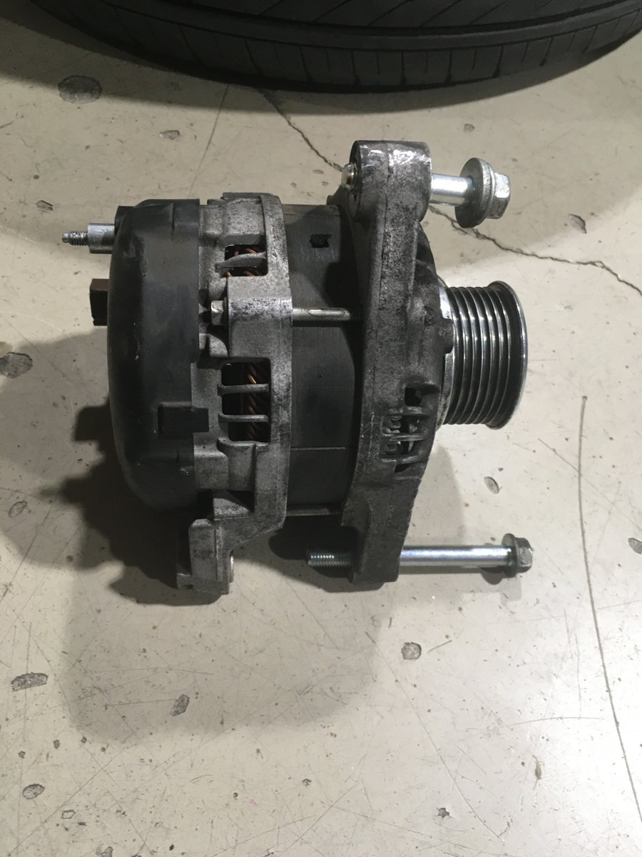 修理モノ

ハイエース(1GD)が10万キロ超えて調子悪くなったのでオルタネーターをリビルト品に交換。

1GDはオルタが助手席下にありました。上下2本のボルトと裏側のB端子&amp;カプラ(助手席側のタイヤを外すとアクセス簡単)でとまってます。

冷却水のパイプ外したら上から抜けました。

作業時間4時間位。