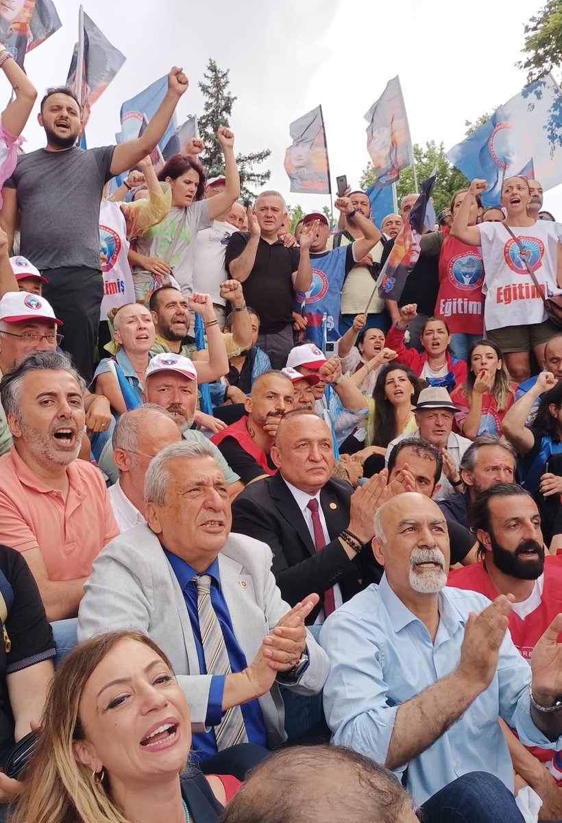 İnandığı yoldan, ilkelerinden taviz vermeyen ve bu yolda emin adımlarla yürüyen bu cesur yürekleri mi engelleyeceksiniz?
Hangi kararınız bizi bu yoldan çevirebilir? 
#EgitimisSusmayacak