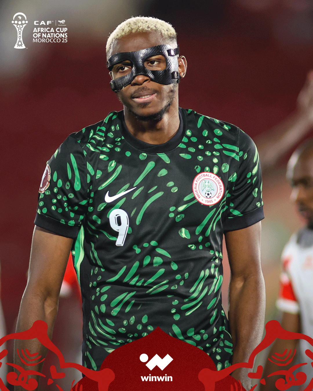 بعد رفضهم التنقل إلى مراكش.. لاعبو نيجيريا يفكون إضرابهم ويسافرون إلى أرض ربع النهائي. في وقت سابق، امتنع لاعبو المنتخب النيجيري عن التدريبات والتحول نحو مراكش، احتجاجا على عدم صرف مستحقات الفوز في المباريات الأربع الأولى! بعد أخذ ورد، انفرجت أزمة المستحقات المالية، ليتحول أوسيمين ورفاقه إلى مدينة مراكش أين سيلتقون بكتيبة محاربي الصحراء في ربع نهائي الكان. إنها أفريقيا 