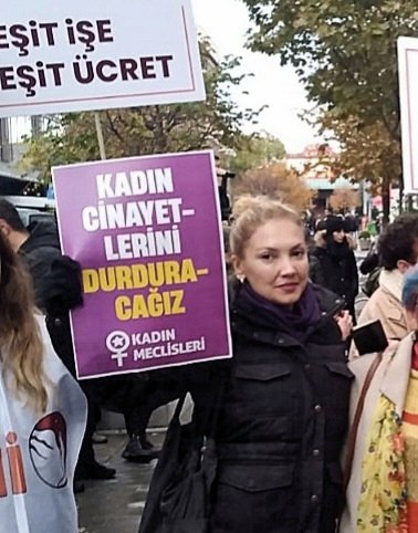 GamzeBurcuGul's tweet photo. Ankara Tandoğan'da, #10OcakKadınMitingi'nde buluşuyoruz.
Çünkü kadın cinayetleri politiktir.
Çünkü hayatlarımız hedefte.
Çünkü bu düzen kadınları korumuyor.

🌈 ♀️✌🏼
#KadınMitingi 
@KadinMitingi @kcdplatformu @esik_platform @kadinkoalisyonu https://t.co/G2oNqCr0mY