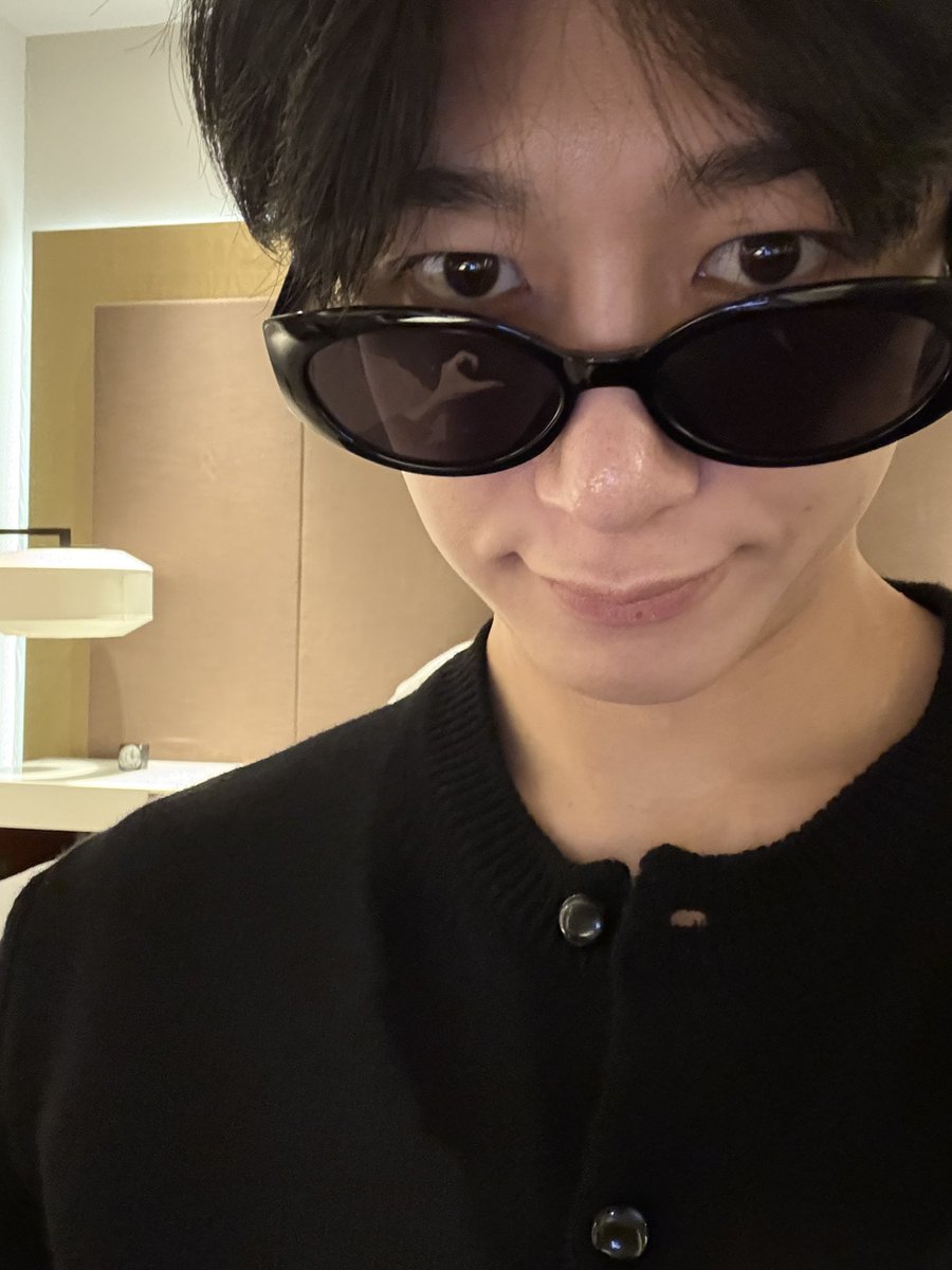 hyungwonspace's tweet image. hyungwon 🫐 update [00:18] #형원 💌
(it looks like he was doing a heart hand from the reflection on his sunglasses ❤️)

🐢 good night 😌