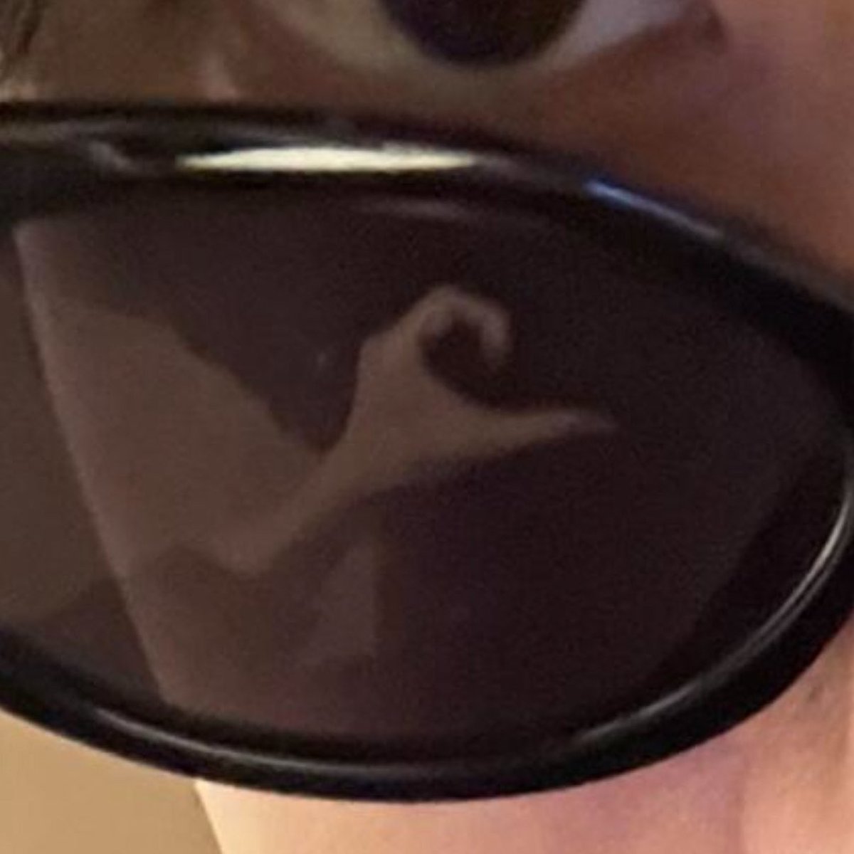 hyungwonspace's tweet image. hyungwon 🫐 update [00:18] #형원 💌
(it looks like he was doing a heart hand from the reflection on his sunglasses ❤️)

🐢 good night 😌