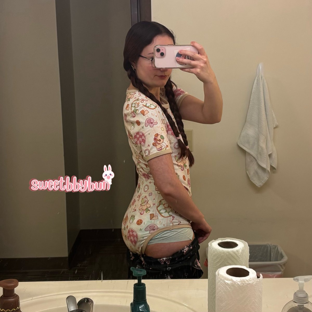 sweetbbybunn's tweet image. do u guys think my roommates will notice?? 😳

#abdl #diapergirl #abdlgirl #diaper