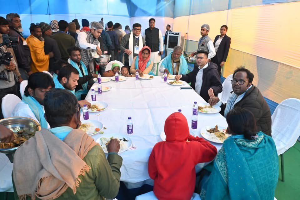 Parijayee555's tweet photo. ভারতের মাটিতে প্রথম বাংলার পরিযায়ী শ্রমিকদের নিয়ে জনসভা হলো মালদা জেলায়। আজকের ঐতিহাসিক সভা থেকে বাঙালি শ্রমিক বিরোধী রাজনৈতিক দলের নেতাদের বিরুদ্ধে লড়াই শুরু হল । Thank you @abhishekaitc @MamataOfficial @SamirulAITC @AITCofficial https://t.co/I6cNtLpvSR