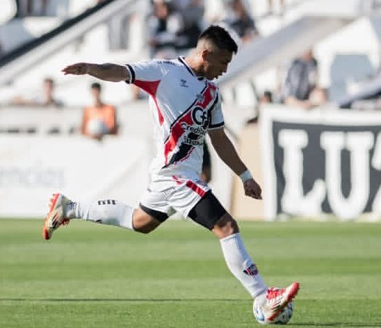 ColoAlvarez_'s tweet image. 🚨 AHORA | Valentín Chocobar se va de Chacarita. 

🇦🇲 El volante de 21 años pasa cedido a Deportivo Armenio, de la Primera B, por un año y con opción de compra. 

🇾🇪 Abandona la pretemporada en Balcarce y se suma a los de Maschwitz. Antes, renueva contrato con el Funebrero .