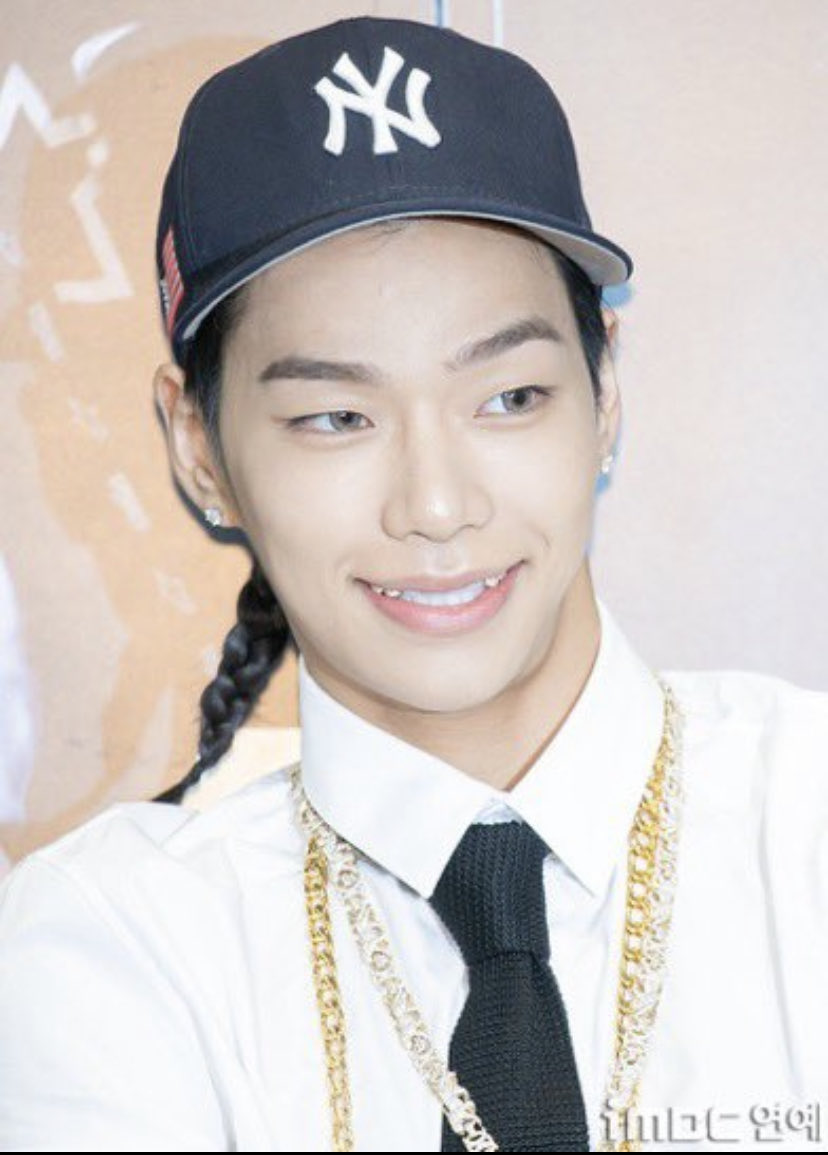 Youstillbroke's tweet image. She Swan                                        He frog