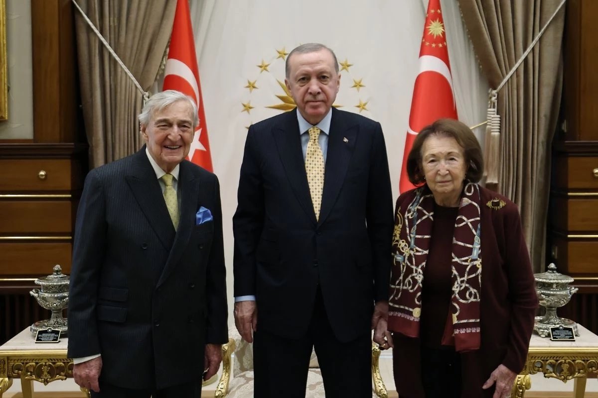 Rahmi Koç ve ablası Semahat Arsel’in Saray’da Erdoğan’ı ziyareti, üzerine cilt cilt kitap yazılacak ekonomi-politik bir konudur.
Bir giriş olarak şöyle yazalım: Cumhuriyetin oluşturduğu burjuvazi, Atlantikçilik ile Türkiye’yi 12 Eylül’e taşıdı ve en sonunda “siyasal İslamcılığa”