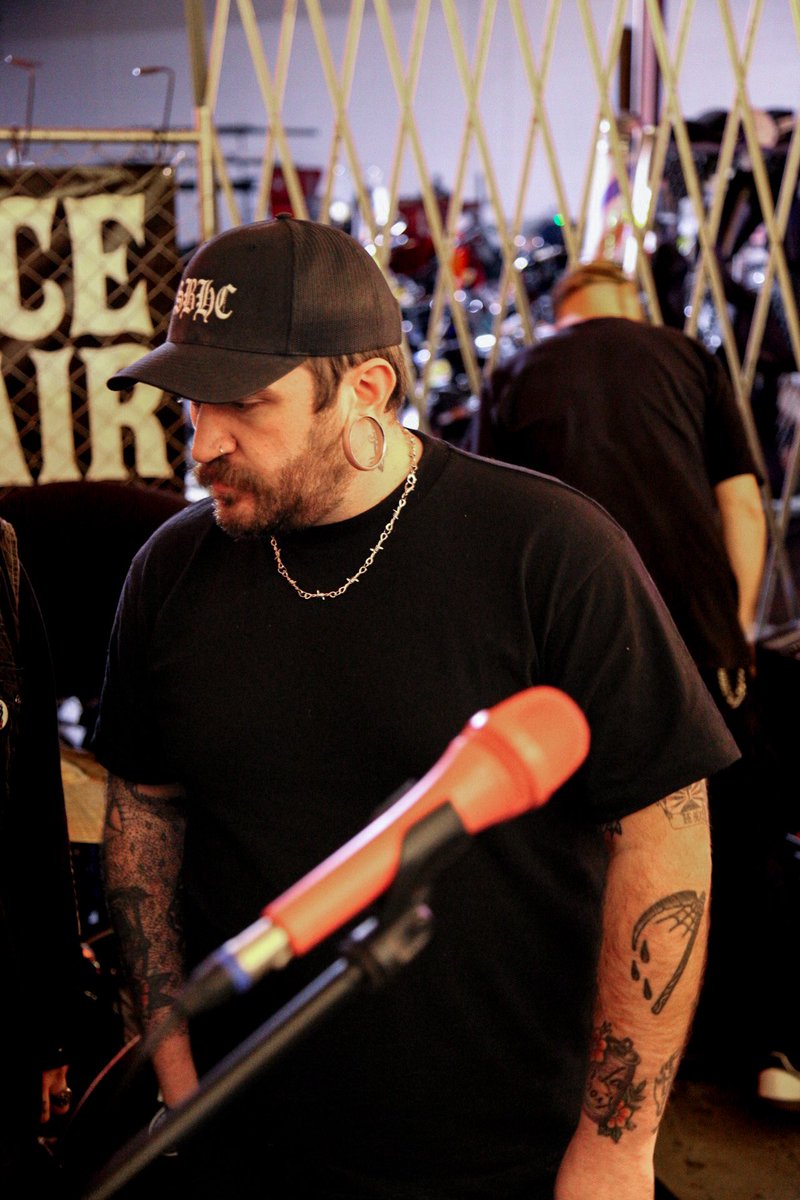 scodeyy's tweet image. Fight nazis and play cool music.