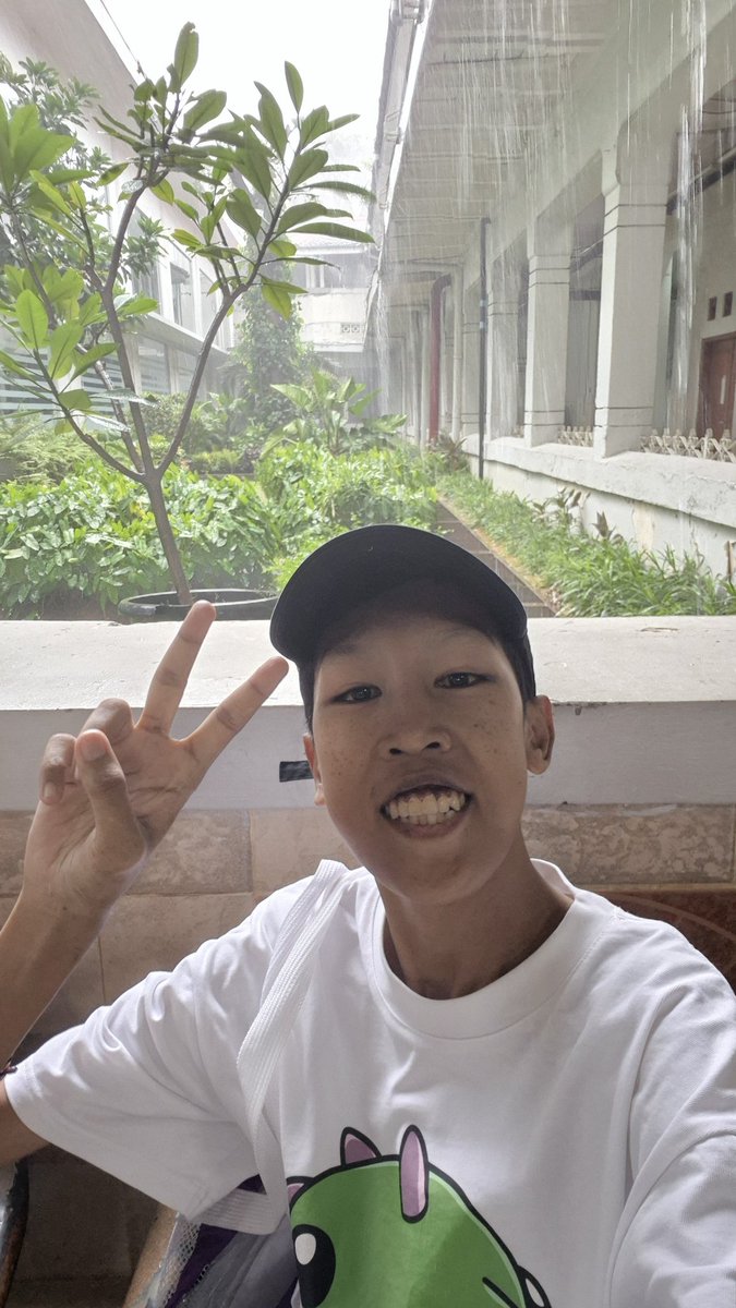 Diam dan bertahan bukan berarti gak sakit. Justru sebuah pengingat rasa sakit itu sudah terlalu dalam. Jangan khawatir karena setiap luka pasti akan sembuh seiring proses waktu, meskipun bekasnya tetap ada, traumanya tetap ada. Kekuatan itu masih tetap ada! Bersyukur 💪🤍