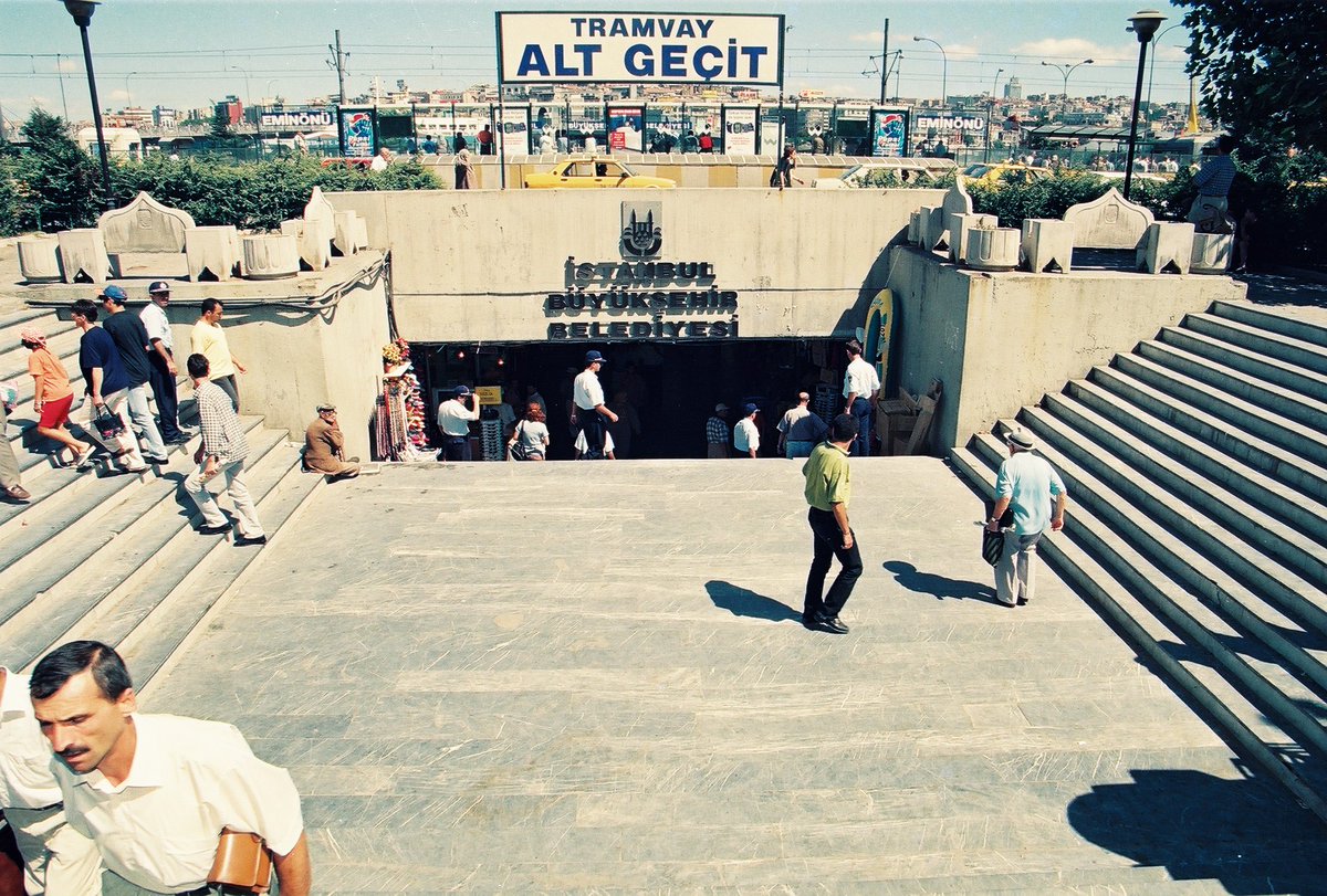 selimkeskin's tweet image. Eminönü alt geçidi ne kadar sakinmiş.   

12 Ağustos Çarşamba  1998