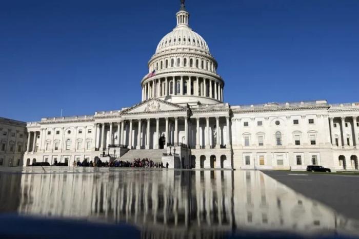 🇺🇸✅📑|  El Senado de Estados Unidos aprobó este jueves una resolución que busca prohibir el uso de las fuerzas armadas contra Venezuela sin la autorización expresa del Congreso.

🔗 acortar.link/iSa5F9
