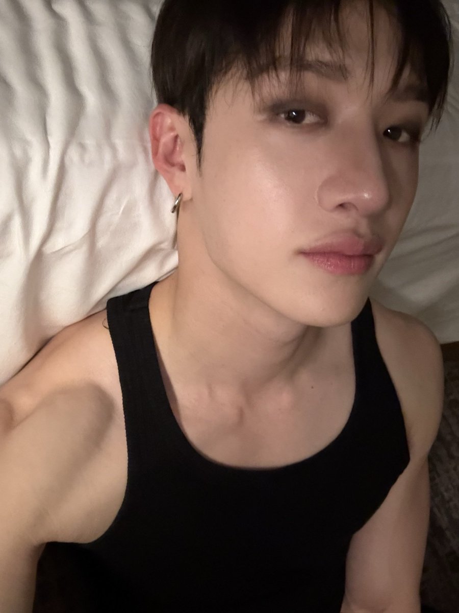 witch1vy's tweet image. the most “thank god you’re not a photocard”selcas ever