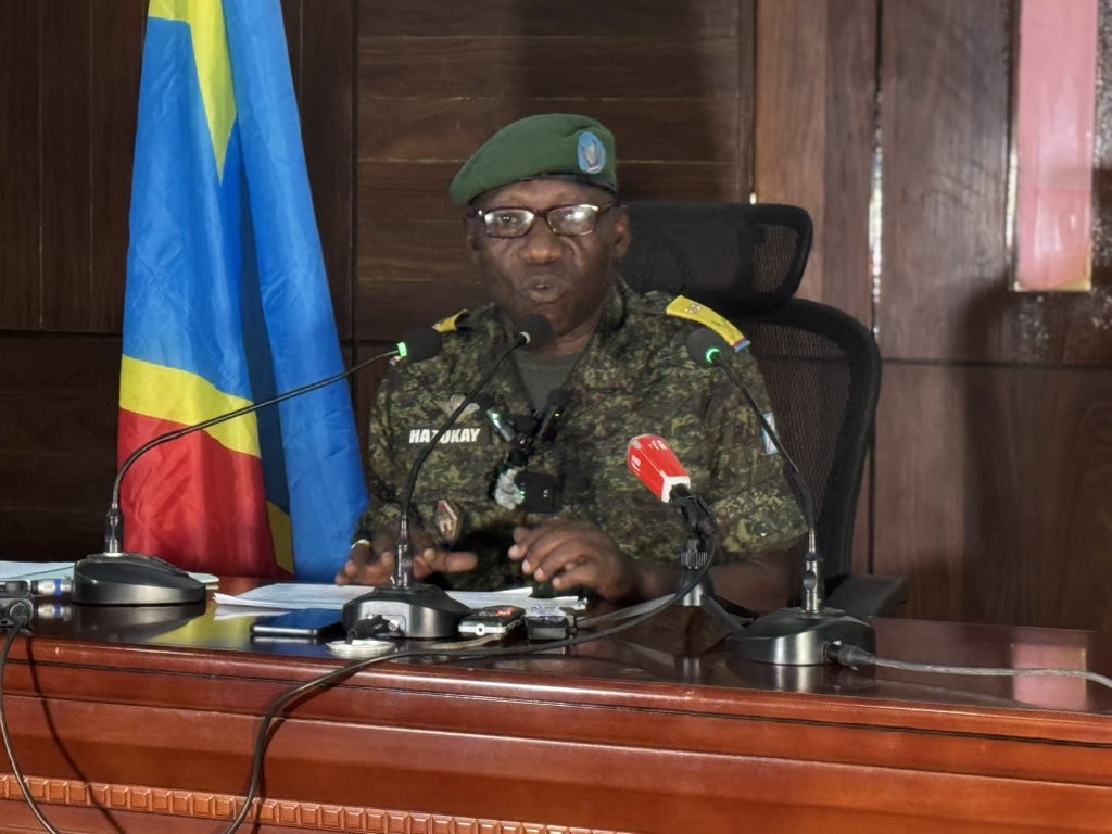 ALahatane's tweet photo. 🚨🇨🇩 Le lieutenant-colonel Mak #Hazukay Mongba désigné à titre intérimaire porte-parole de l’armée après la suspension du général Sylvain #Ekenge Fomusa Efomi. https://t.co/xzgPNyiDlu
