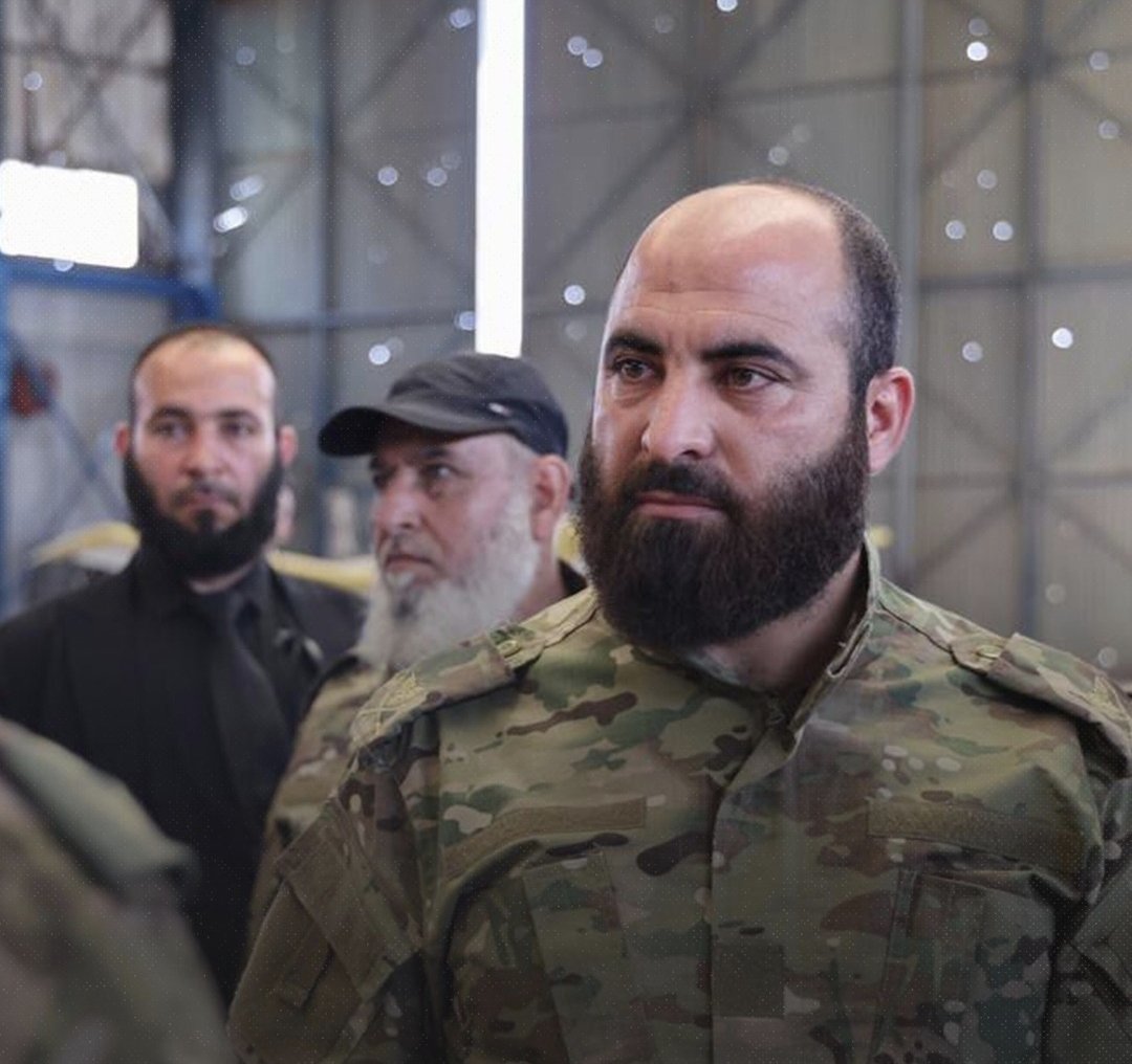 BassamAboAdnan's tweet photo. يعتبر قائد أركان الجيش العربي السوري اللواء علي النعسان الذي يقود معركة تطهير حلب من الإرهاب من أبرز العقول العسكرية التي أنتجتها الثورة السورية.

شغل السيد اللواء عدة مناصب هامة، من أبرزها قيادته للواء أبي بكر الصديق وهو أحد أكبر ألوية هيئة تحريرالشام، ثمّ تولى قيادة الفرقة 128 بالتوازي مع قيادته للعمليات العسكرية في تحرير الشام. 

ينحدر السيّد اللواء من مدينة طيبة الإمام في ريف حماة الشمالي، و رغم انشغاله بالعمل العسكري، إلا أنه كمعظم أبناء مدينته على درجة عالية من الثقافة والعلم.

يكنّى في ريف حماة الشمالي حيث عمقه الاجتماعي بأبي حمزة، بينما يعرفه رفاق السلاح و أبناء الثورة بلقبه الثوري وهو أبو ��الد.