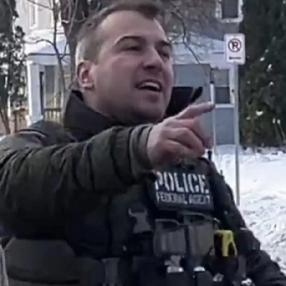 ⚠️ Ella era Renee Nicole Good, poeta, madre y activista. Fue asesinada por este agente de ICE en Minneapolis, EEUU, cuando intentaba evitar que los agentes de ICE secuestraran ciudadanos en su barrio (en el video). ¡Agur eta ohore! ✍🏻