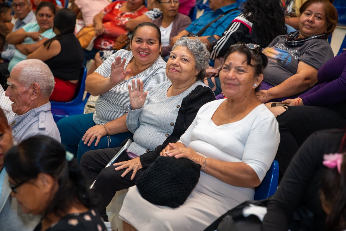 Hoy nos visitaron, en el Pleno Legislativo, habitantes de las comunidades Jerusalén, Brisas del Norte, Distrito Italia y Residencial Libertad, del distrito de Tonacatepeque. 

Ustedes son testigos de los grandes cambios que vive nuestro país, gracias a las acciones del Presidente