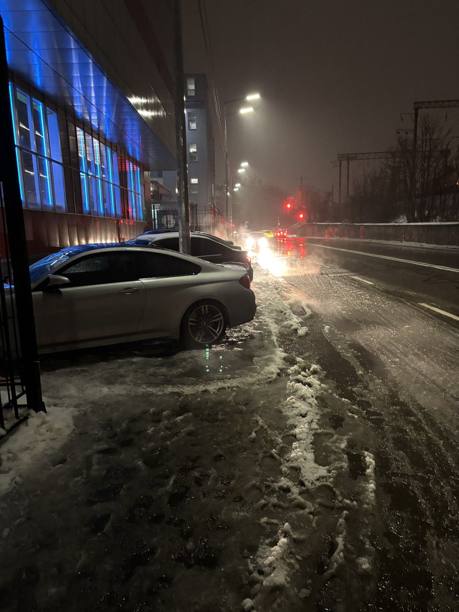 Ідеальне міське середовище і довжина срааковозок для таких погодних умов. Щоб у посадовців, які дозволили бізнесам зробити тут парковки на тротуарі тиждень була срачка