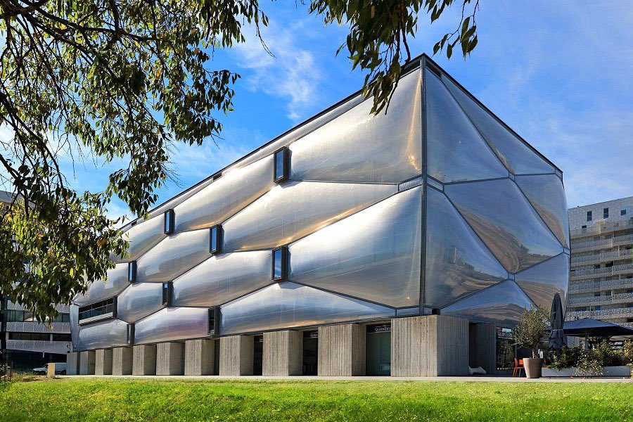 TsarEventsAR's tweet image. Самые необычные спортзалы мира: Спорткомплекс «Облако» (Le Nuage Sport Center) в Монпелье, Франция  

evaprofitness.ru/2026/01/08/le-…