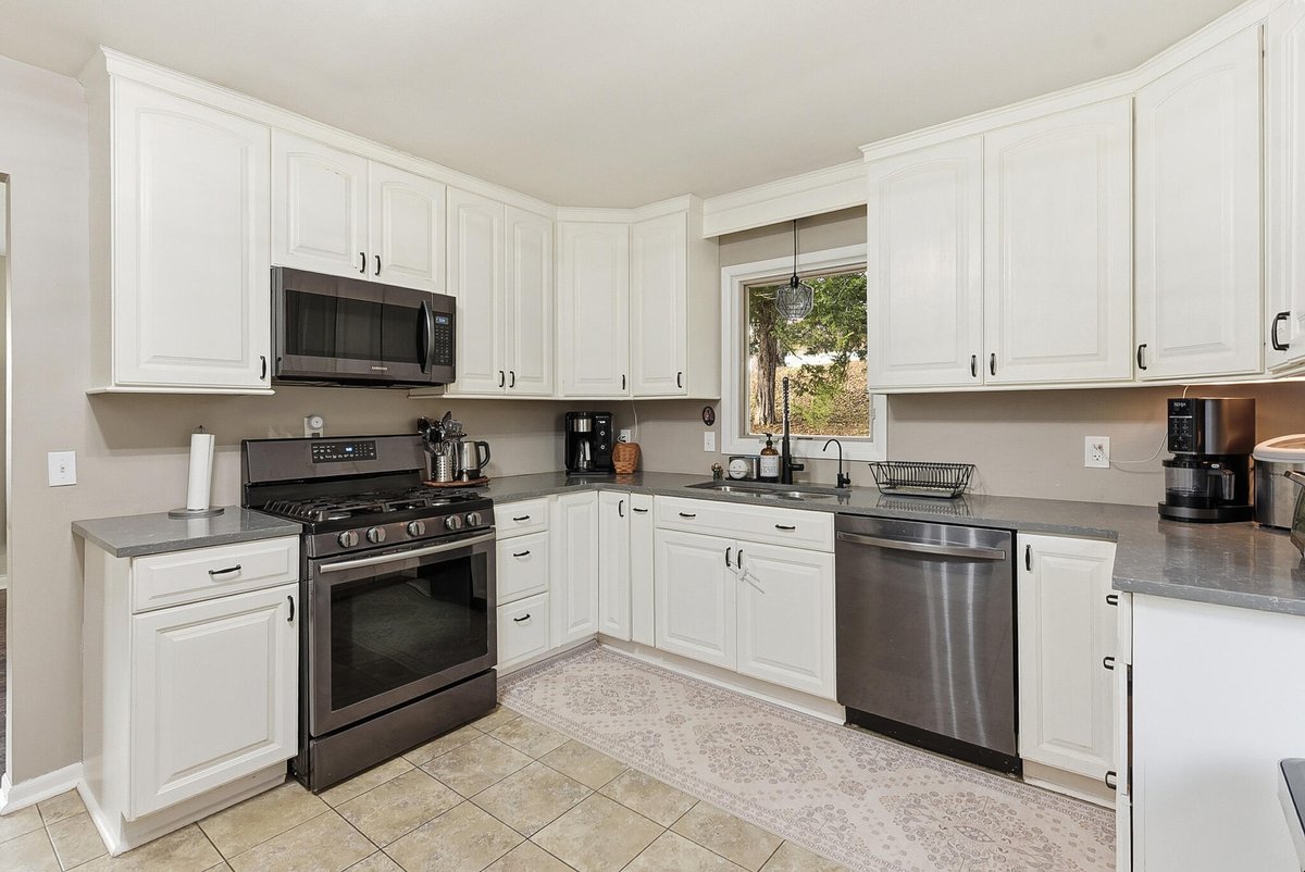 CindyKinzey's tweet photo. 914 Green Street, Glenwood, IA, 51534
3 bed | 1 bath 1452 Sq. Ft.
Active | 245000
https://t.co/9JO7RIJ8pk
This updated raised ranch offers comfort, flexibility, and confidence! The sun-filled living room features hardwood floors and space for dining, while the eat-in kitchen... https://t.co/WpOo97NAax