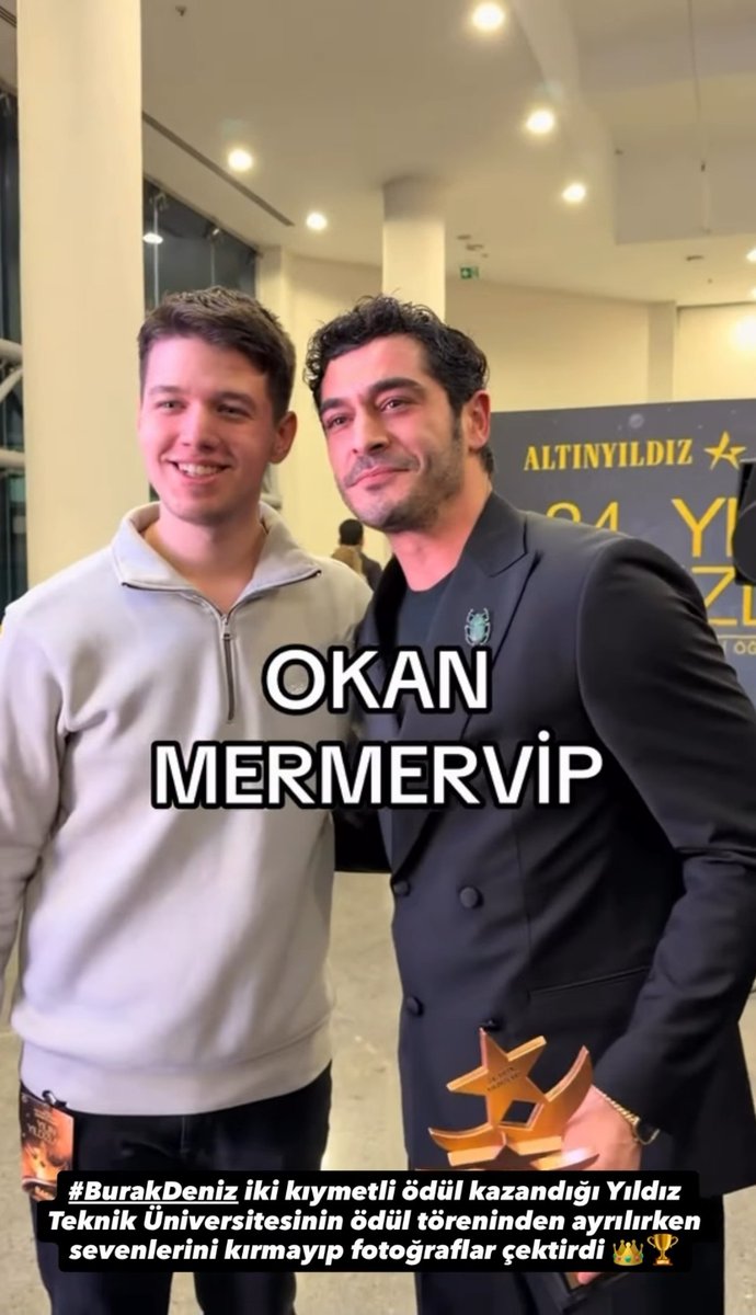 Sahsu_'s tweet image. El maestro está feliz posando con los estudiantes, para el es un premio muy valorado y merecido y se nota 
#Umami 
#BurakDenizX2 🏅🏆
#BurakDeniz 
#BurakDenizAward2025