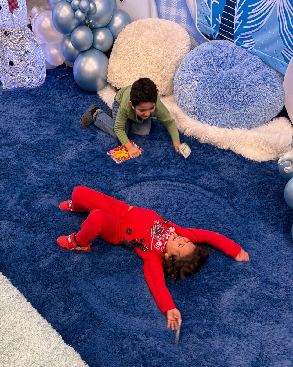 eatlearnplay's tweet image. ❄️ But first, snow angels.

Before browsing the shelves or choosing books, kids walked into our holiday book fairs and headed straight for the soft rug. A little cozy goes a long way!
