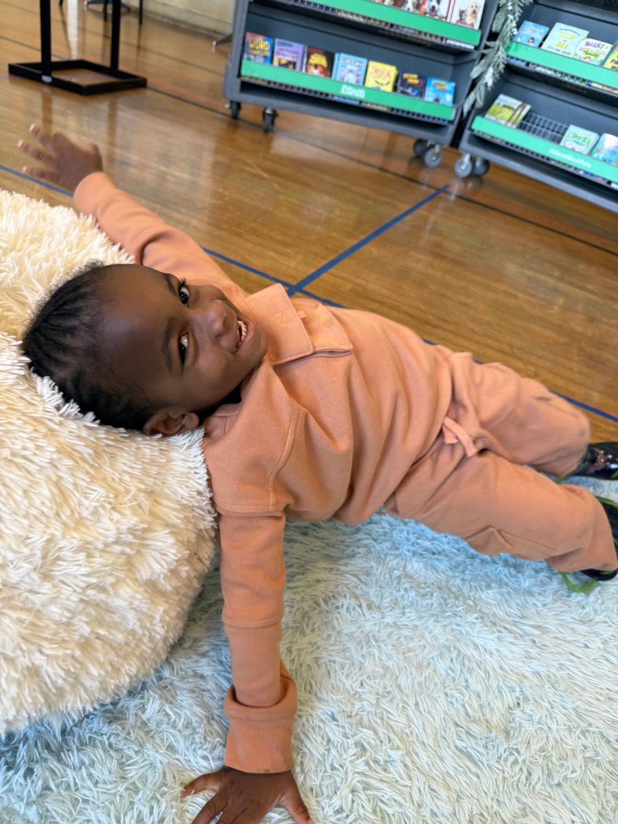 eatlearnplay's tweet image. ❄️ But first, snow angels.

Before browsing the shelves or choosing books, kids walked into our holiday book fairs and headed straight for the soft rug. A little cozy goes a long way!