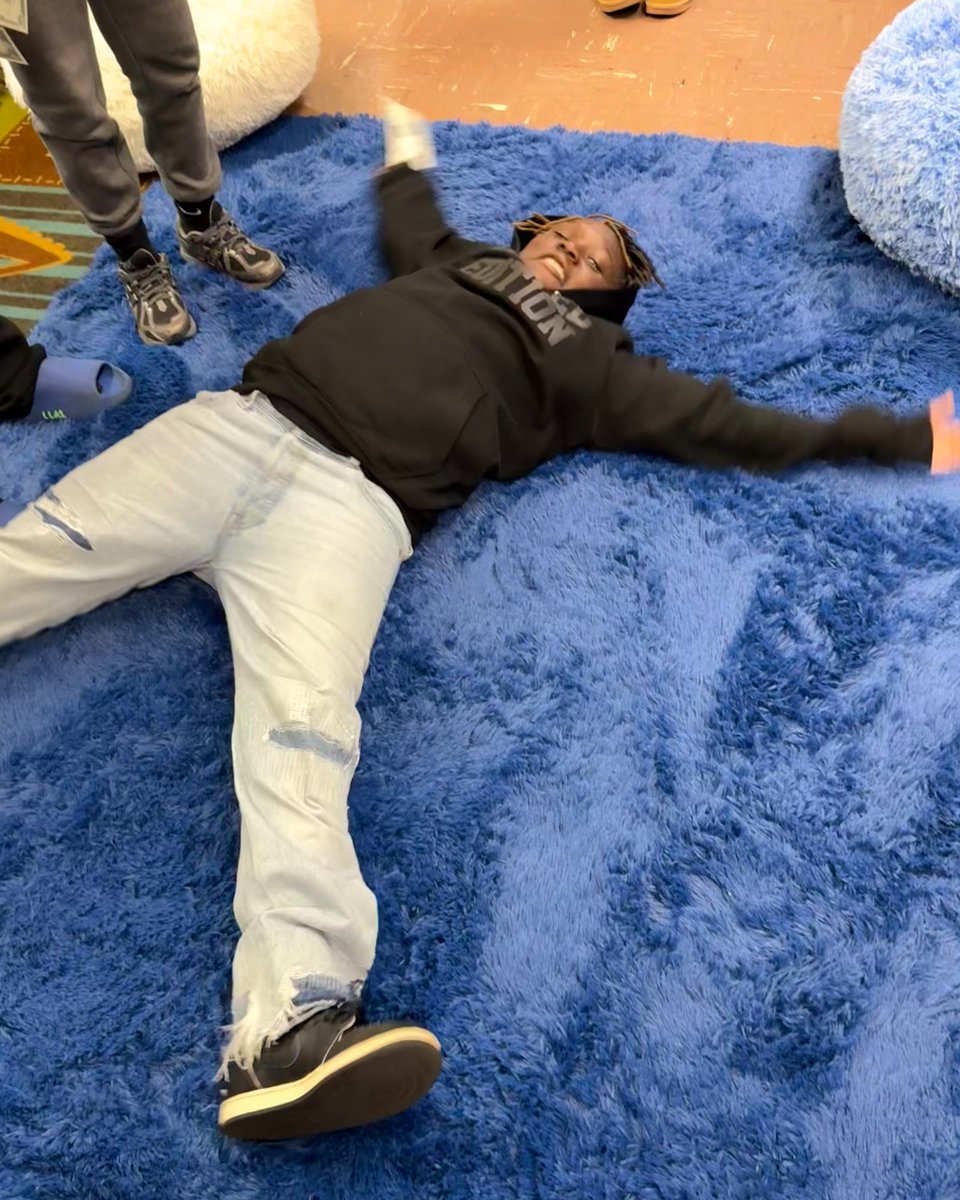 eatlearnplay's tweet image. ❄️ But first, snow angels.

Before browsing the shelves or choosing books, kids walked into our holiday book fairs and headed straight for the soft rug. A little cozy goes a long way!