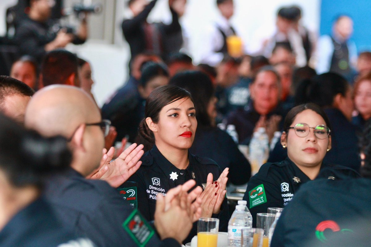 En el marco del #DíaInternacionalDelPolicía, el alcalde <a href="/RomanCepeda/">Román Alberto Cepeda</a> , junto a autoridades estatales y el comisario Alfredo Flores Originales, entregó reconocimientos a elementos de la corporación por actos heroicos y años de servicio.
#TorreónMeGustaMásSeguro 👮🏻‍♂️🚔👮🏻