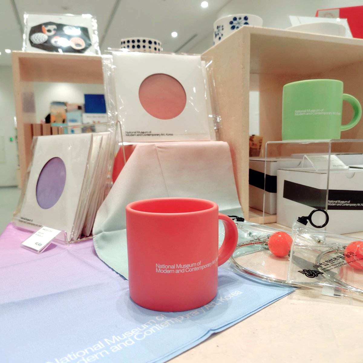＼韓国の国立現代美術館のオリジナルグッズ販売中🎨／
ミュージアムショップMYNATEでは、現在開催中の展覧会「いつもとなりにいるから　日本と韓国、アートの80年」の共同企画者である、韓国の国立現代美術館のミュージアムショップオリジナルグッズを販売中です！