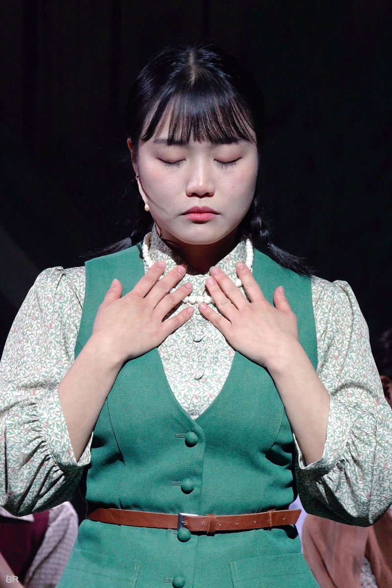 banryong_M's tweet image. 260107🌞 뮤지컬 앤ANNE 스페셜 커튼콜 📸
M15. 저 길모퉁이 앤
앤 3 | 송영미 배우님 👒

세상엔 빛나는 보석이 많고 많지만,
난 이 진주 목걸이 속에서도 빛을 찾을 수 있습니다.
이 안엔 누군가의 애정과 진심이 가득 담겨 있으니까요.

#송영미