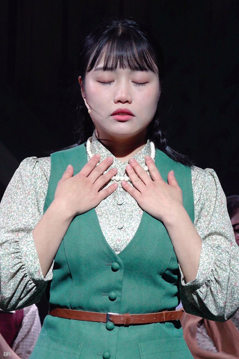 banryong_M's tweet image. 260107🌞 뮤지컬 앤ANNE 스페셜 커튼콜 📸
M15. 저 길모퉁이 앤
앤 3 | 송영미 배우님 👒

세상엔 빛나는 보석이 많고 많지만,
난 이 진주 목걸이 속에서도 빛을 찾을 수 있습니다.
이 안엔 누군가의 애정과 진심이 가득 담겨 있으니까요.

#송영미