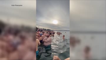 احتفالاً برأس السنة.. أكبر قفزة قطبية جماعية في شمال غرب المحيط الهادئ 