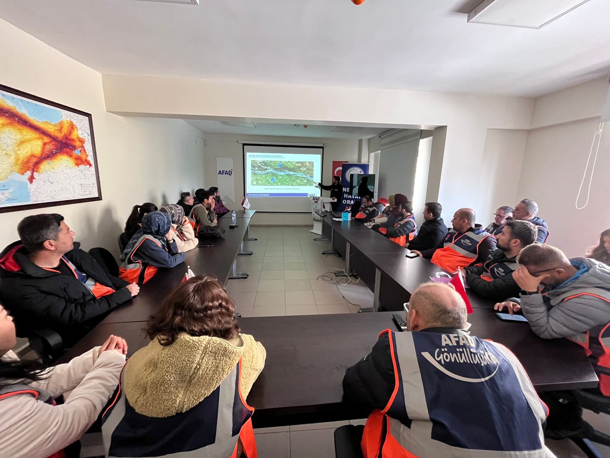 Siirt Milli Eğitim İl Müdürlüğü @siirtmem  personellerimize yönelik Destek AFAD gönüllüsü eğitimlerimizin 4. Günü;
Çadır kurma,yanma ve yangın bilgisi,enkaza giriş teknikleri konularından teorik ve uygulamalı eğitimler ile noktalandı.