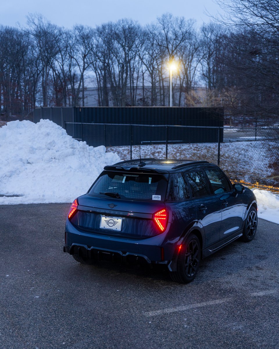 MINI_Warwick's tweet image. Brand-new and ready to stand out. 💙 The 2026 #MINICooperS2Door shines in Indigo Sunset Blue Metallic. Equipped with Comfort Package Plus, Favoured Style, and John Cooper Works Appearance.

Visit #MINIOfWarwick or explore our lineup via the link in bio.